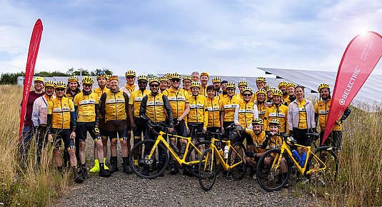 Rynkeby Berlin Team vor BELECTRIC Solarfarm, unterstützt Deutsche Kinderkrebsstiftung, Radreise Berlin–Paris