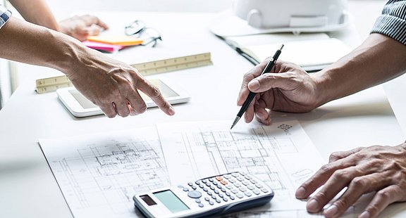 engineering-solution-planung-beratung-konzepierung-Bauplan-besprechung