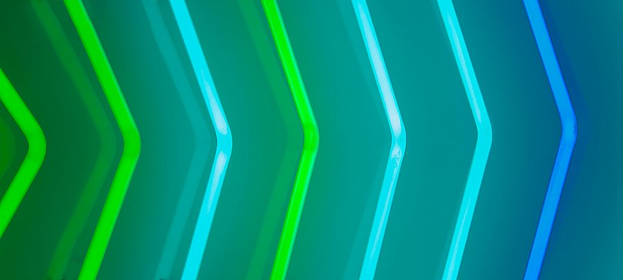 elevion-group-solutions-fullservice-neon-lichter-pfeile
